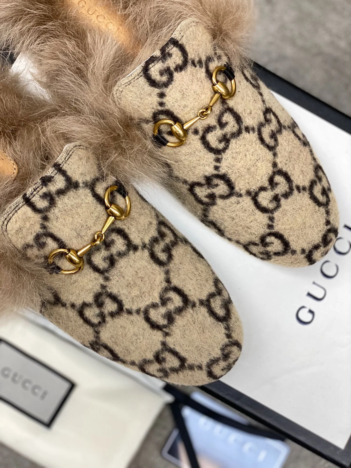 Бутик Gucci 2020 — Новейшая коллекция с подиума — Меховые тапочки — В стиле монограммы