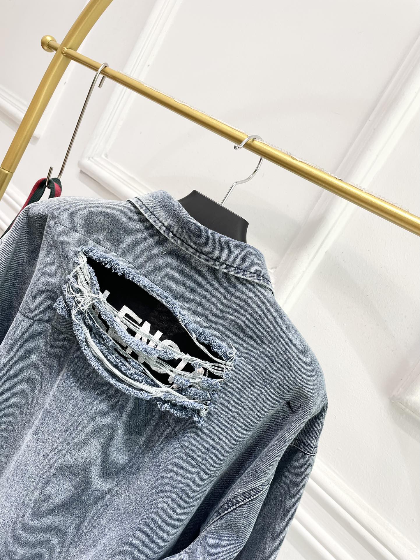 Джинсовая куртка Balenciaga 2403 с рваными элементами и эффектом потертости - унисекс