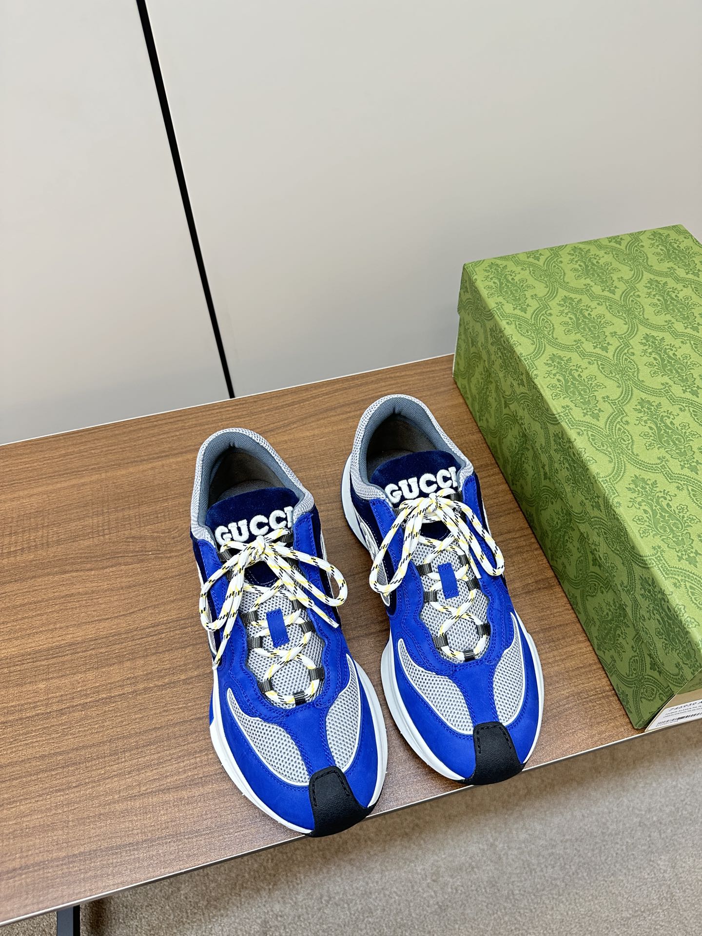 Новинка осенне-зимней коллекции Gucci 2023 — Кроссовки из однотонного вязаного кроя — Унисекс — Синие