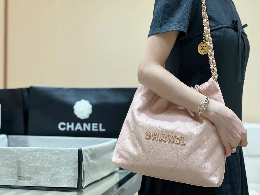 Chanel - Розовая кожаная сумка-мешочек с текстурой 