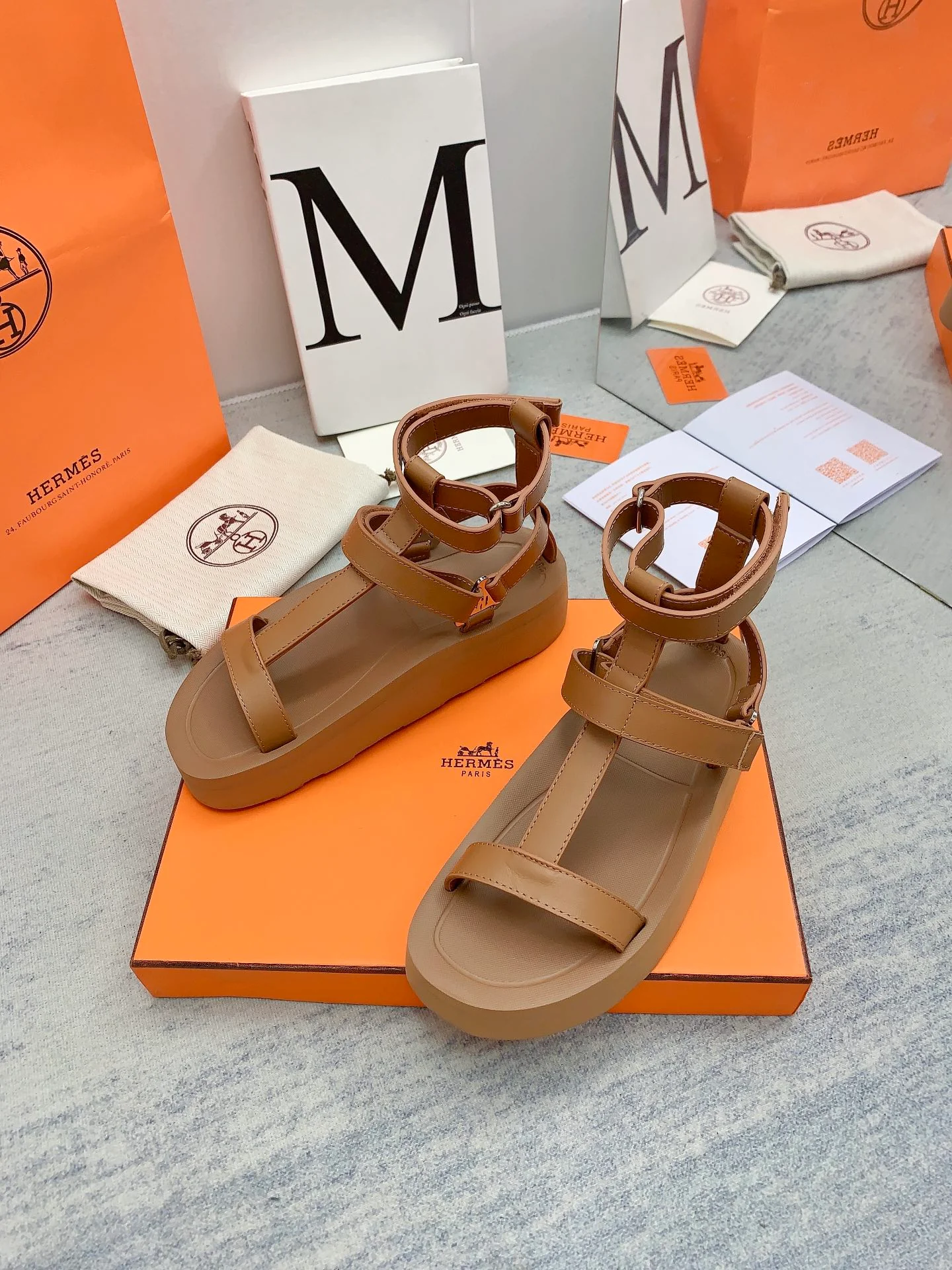 Новинка сезона весна/лето 2023 от Hermes — подиумный стиль — кожаные сандалии на платформе.