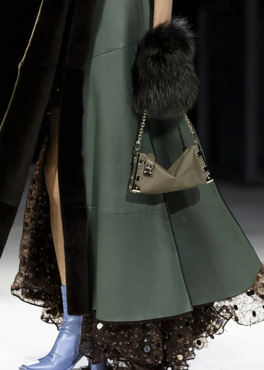 m25445-LV-slim-side-trunk chain bag-black green