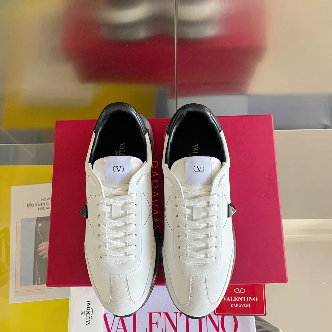 Valentino - Спортивные туфли с заклепками по периметру - Парные - Черная отделка