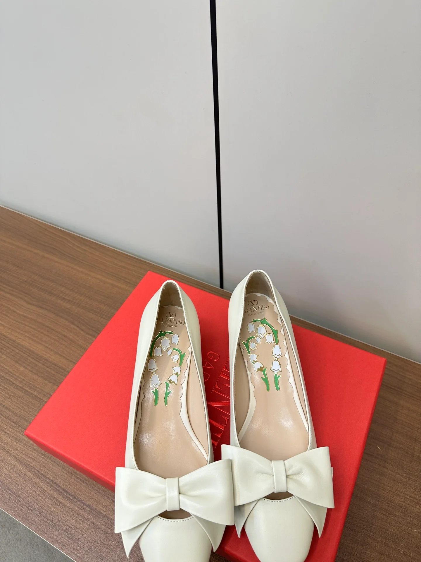 Туфли-бабочки Valentino 2024 - белые