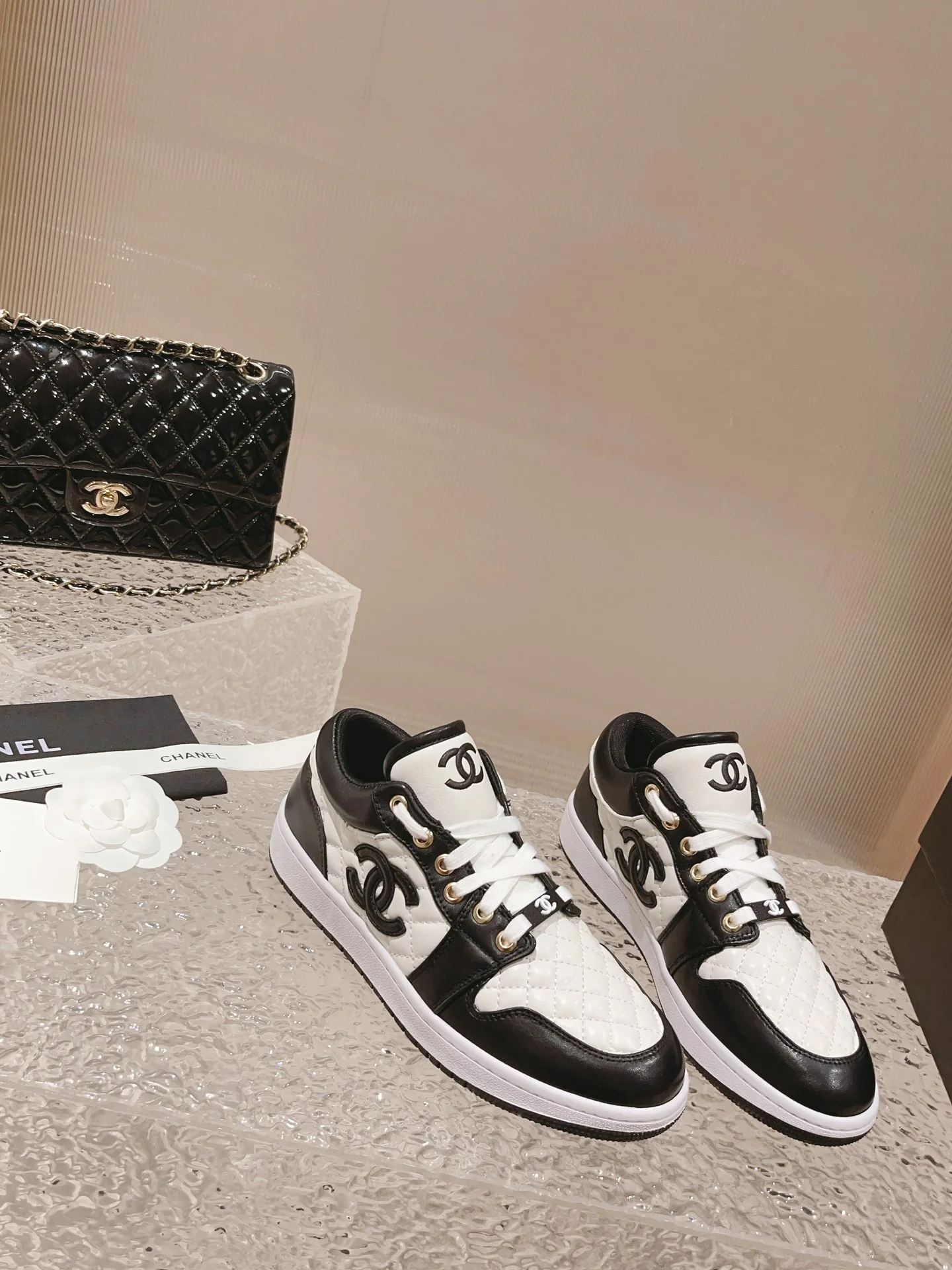 Низкие кеды Chanel - черные с ромбовидным узором