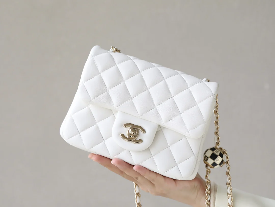 Новые поступления коллекции Chanel весна/лето 2023 - Футбольная коллекция - Сумка CF - Белая
