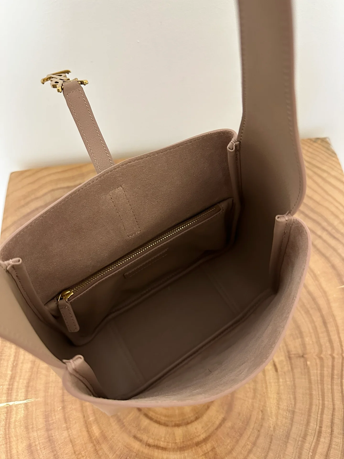 YSL-le-5-a-7-soft-hobo-rose sand