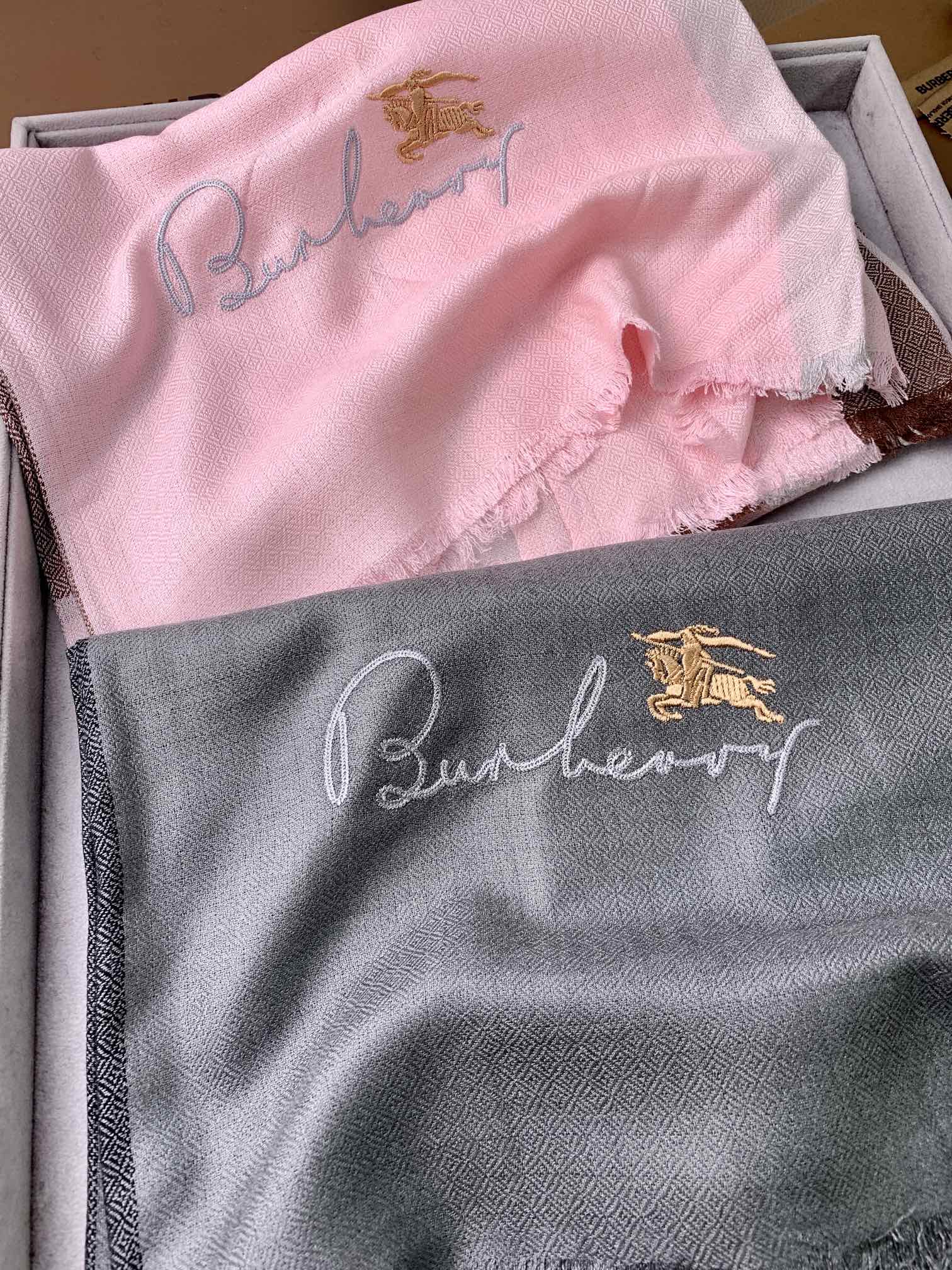 Кашемировый шарф Burberry с вышивкой бриллиантами в виде конской сбруи