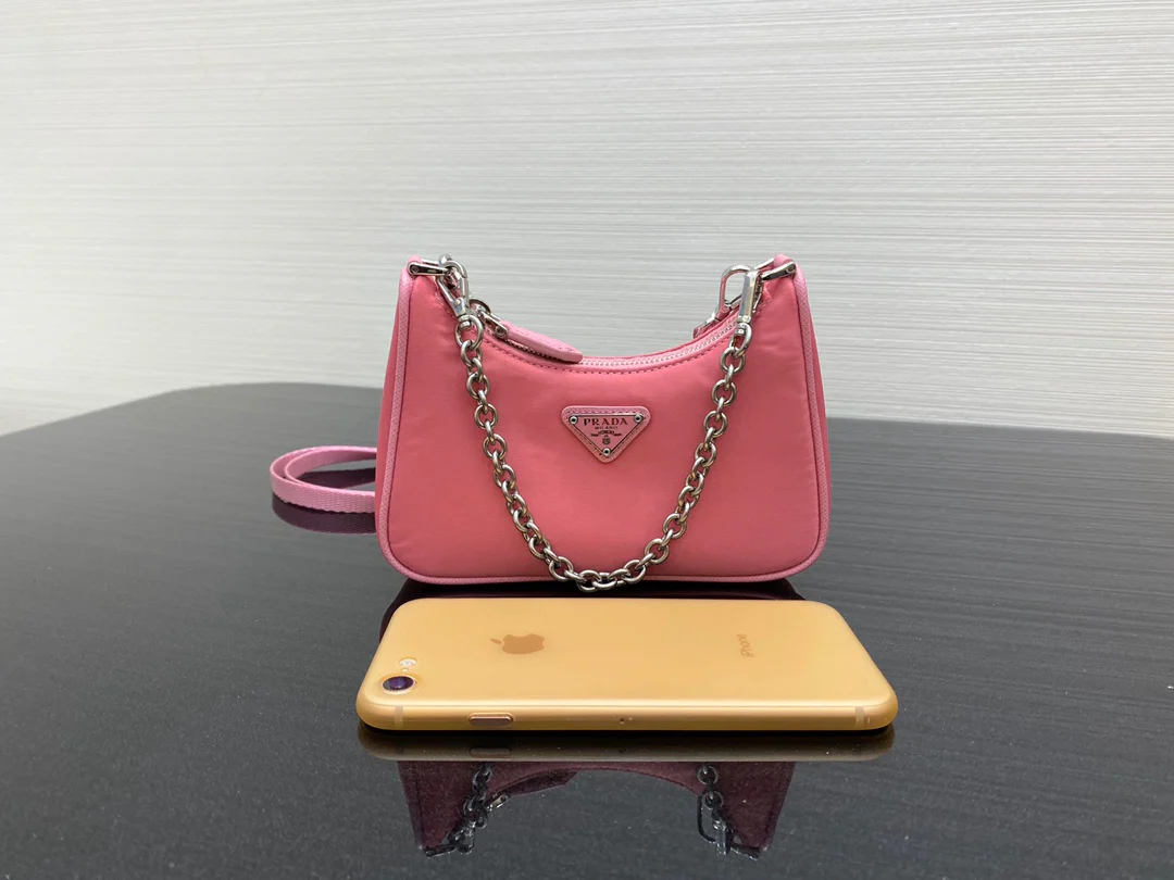 Миниатюрная сумка-хобо Prada, розовая