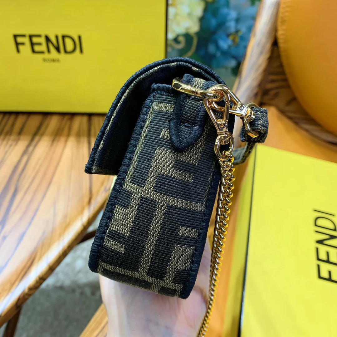Fendi Baguette - Маленький коричневый бублик с монограммой