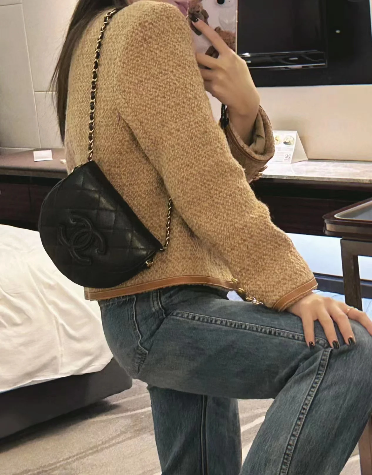 Новинка сезона весна/лето 2023 от Chanel - сумка Lychee Bull Saddle Bag - черная - на фото.