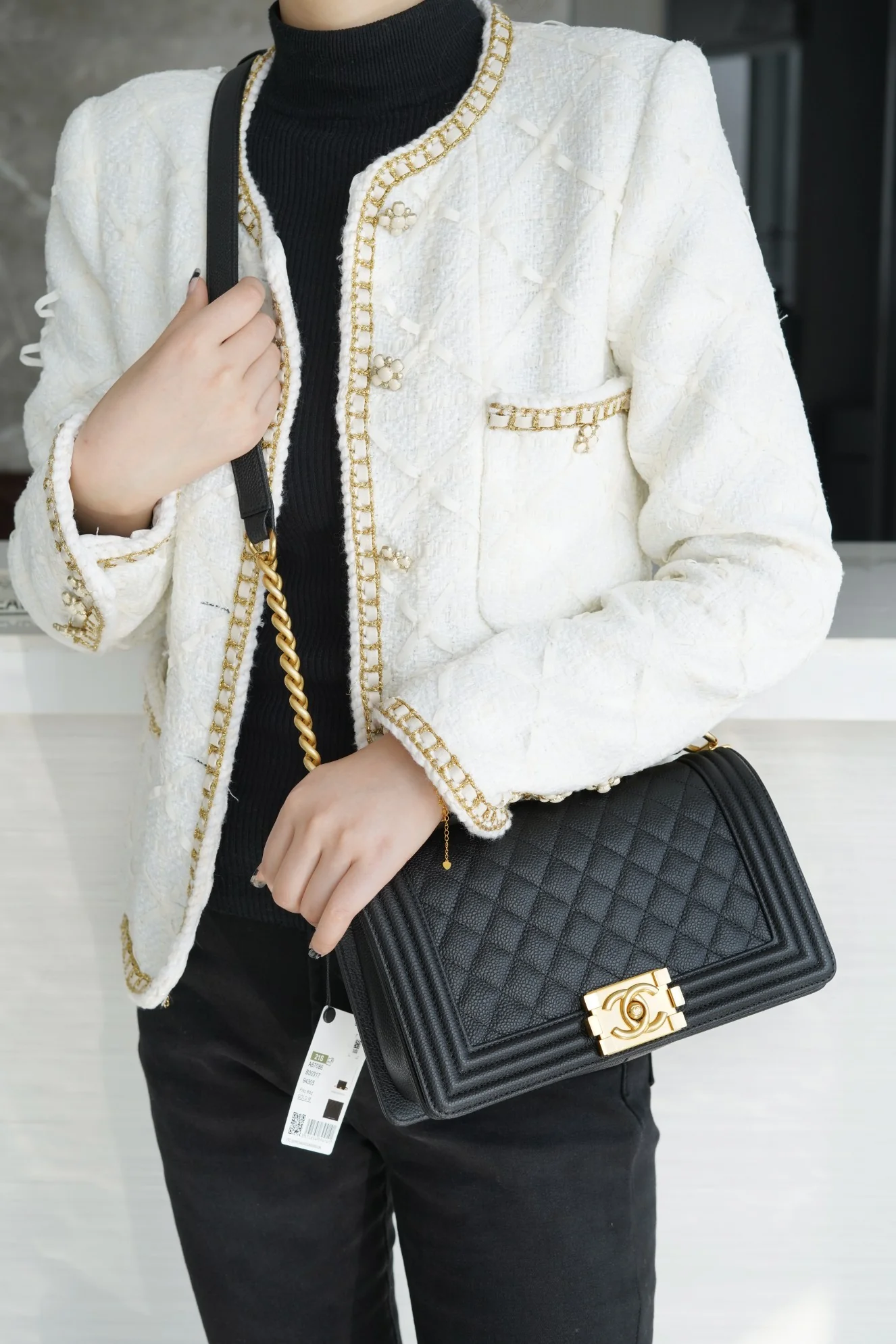 Часы Chanel Le Boy из коллекции Le Boy - из черной кожи личи с винтажной золотой пряжкой - 25 см