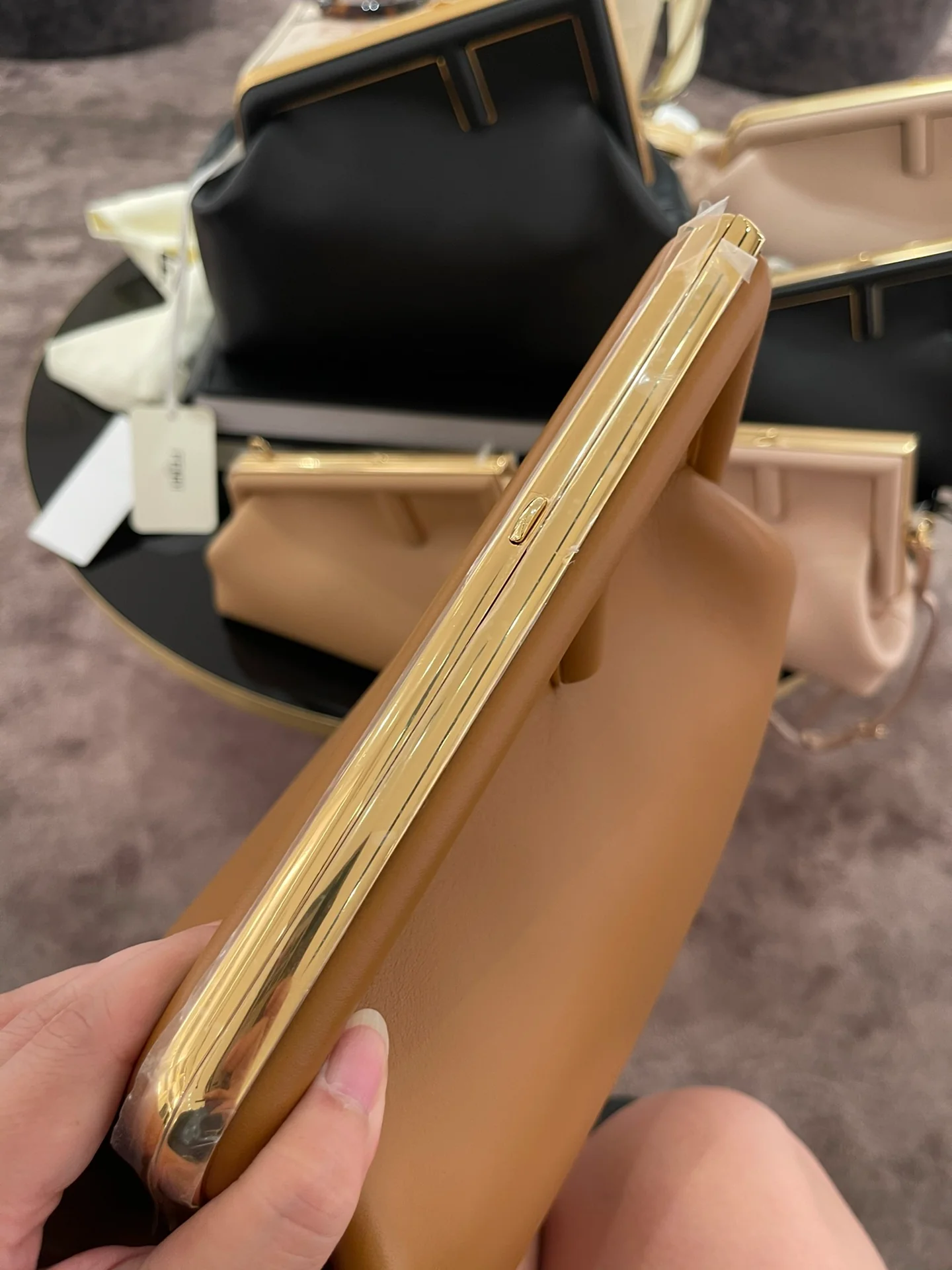 Коричневая кожаная сумка Fendi