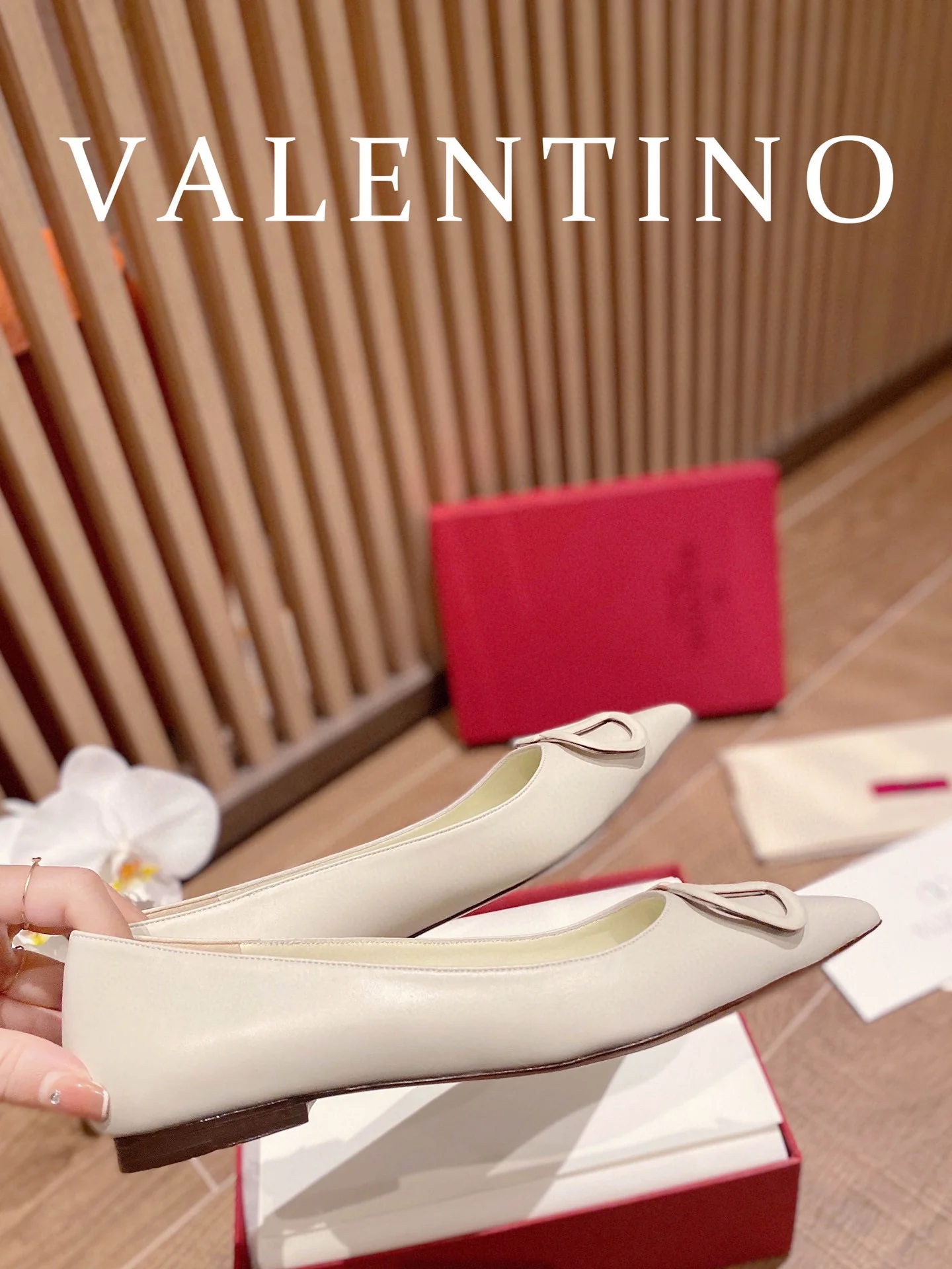 Кожаные туфли на каблуке Valentino с V-образной пряжкой - белые - 1