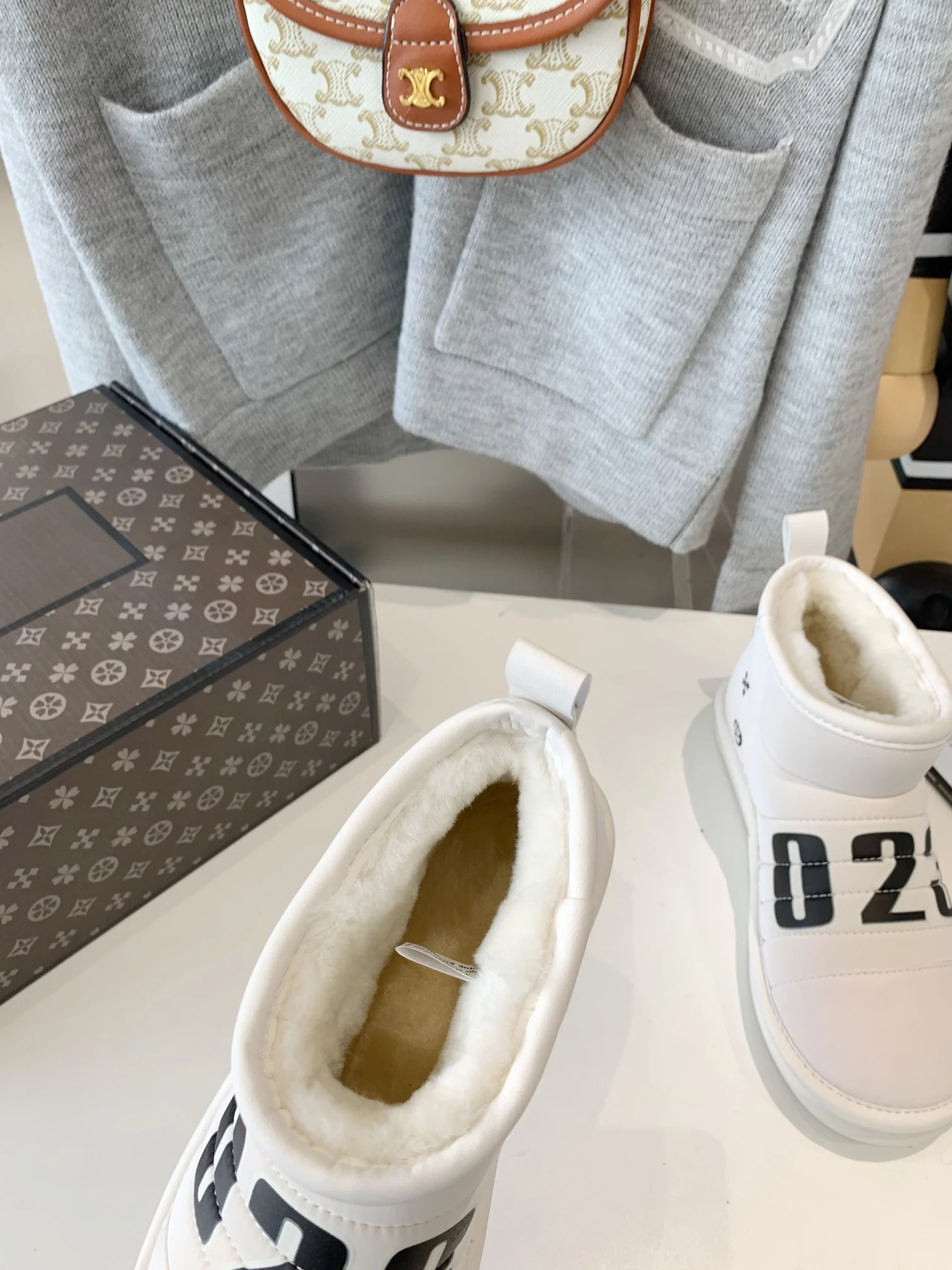 зимние ботинки с буквой LV