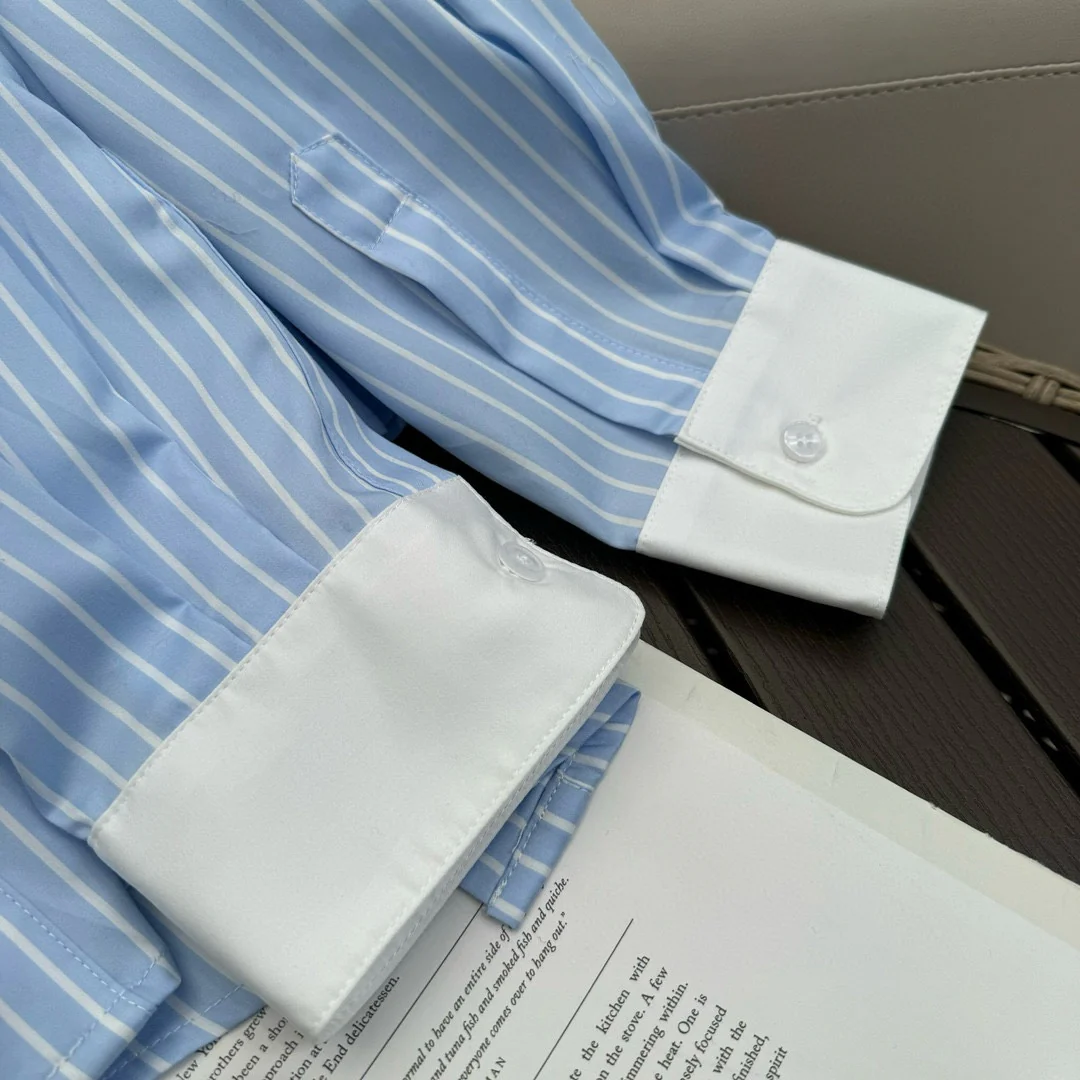 Новинка сезона весна/лето 2024 от Celine: рубашка в сине-белую полоску с вышивкой ?Триумфальная арка?.