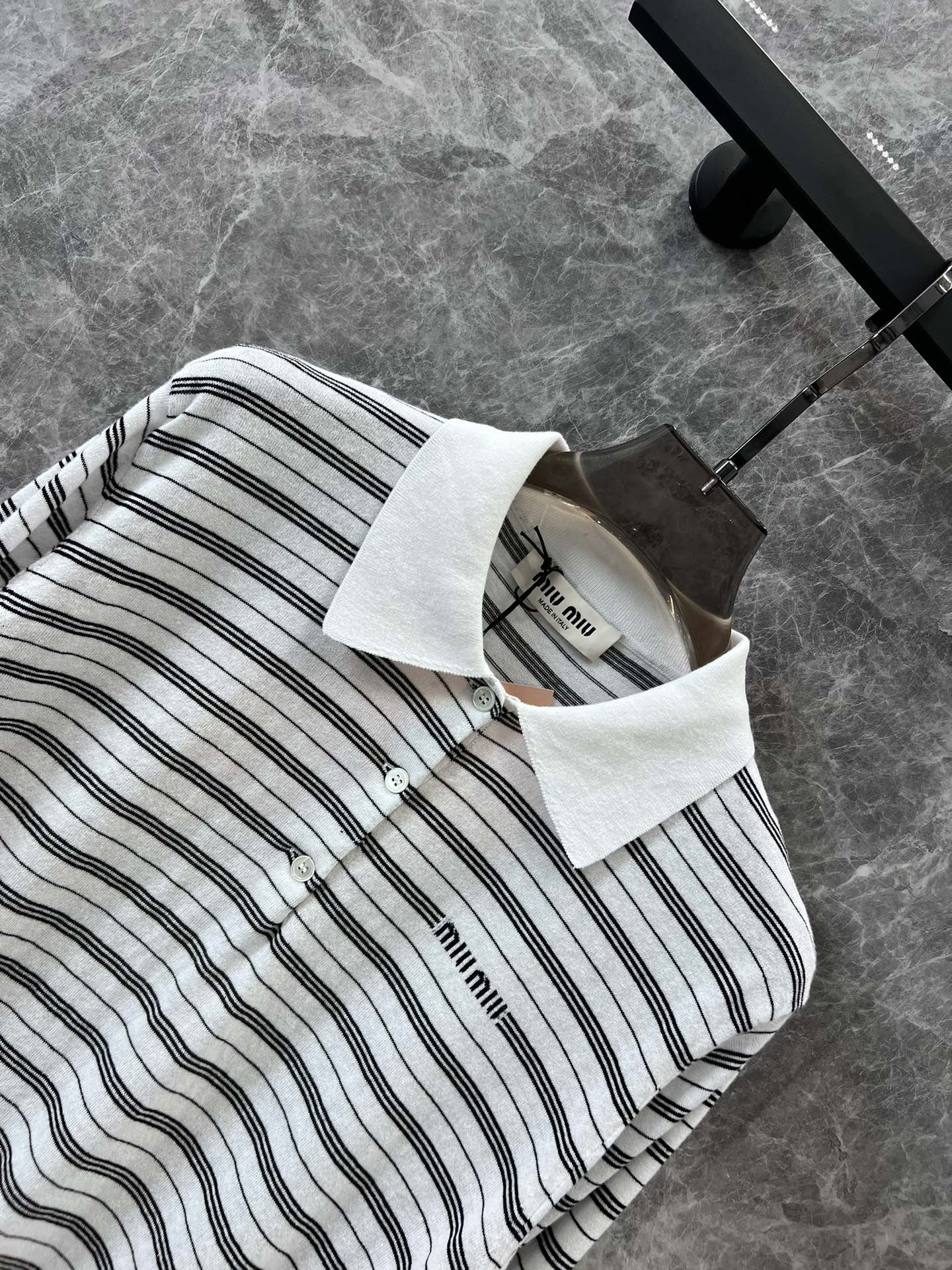 Miu Miu - 2404 - Вязаный свитер-поло с воротником и длинными рукавами в девичьем стиле