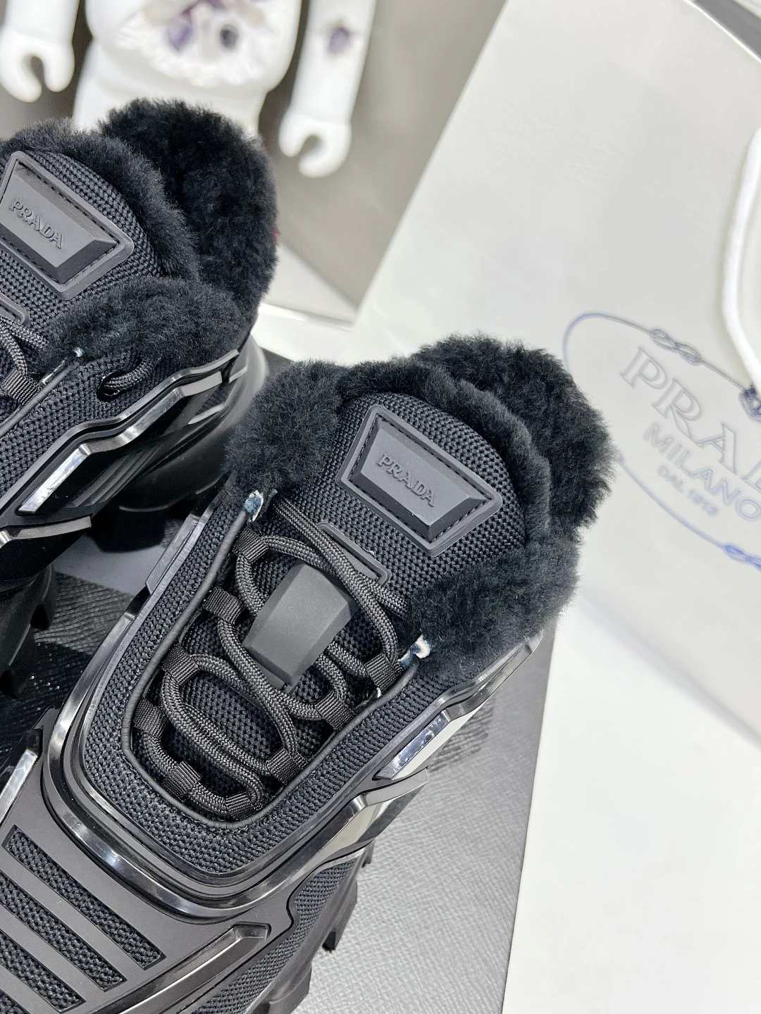 Новинка весны 2022 года от Prada - повседневные туфли на платформе - черные.