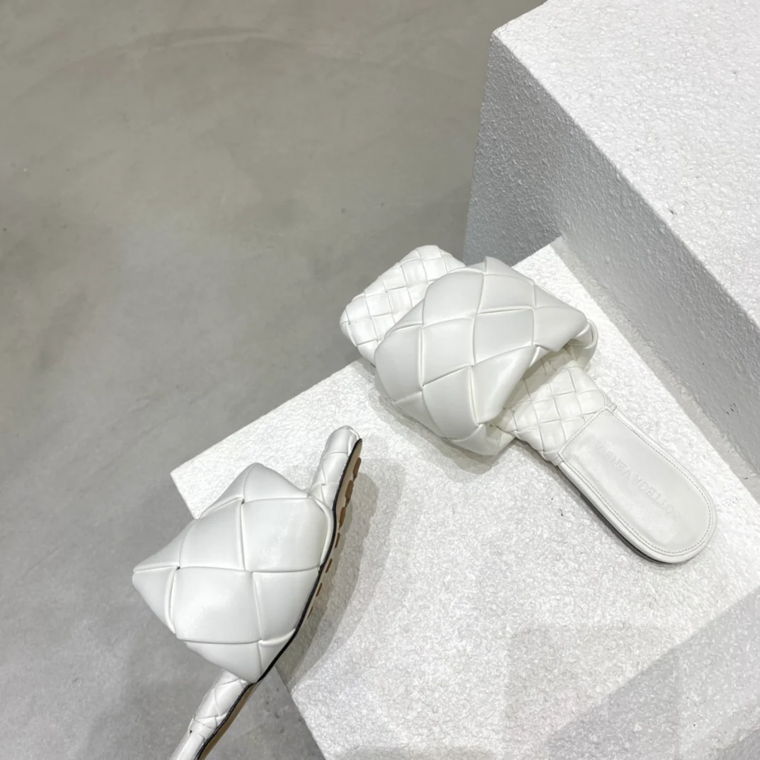 Новинка сезона весна/лето 2021 от BV - Плоские плетеные тапочки - Белые