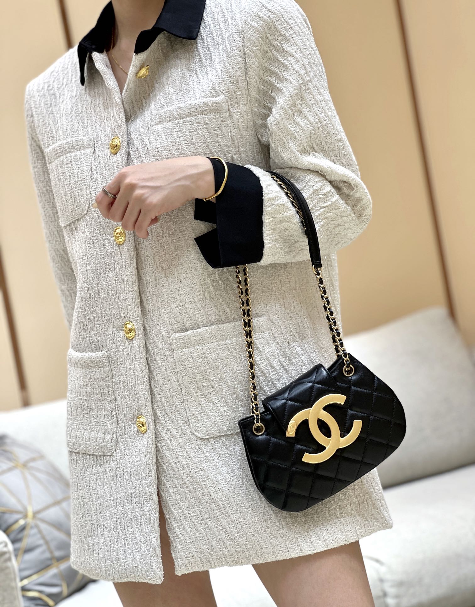 Chanel - Новая большая сумка-мессенджер с двойной буквой C - Черная