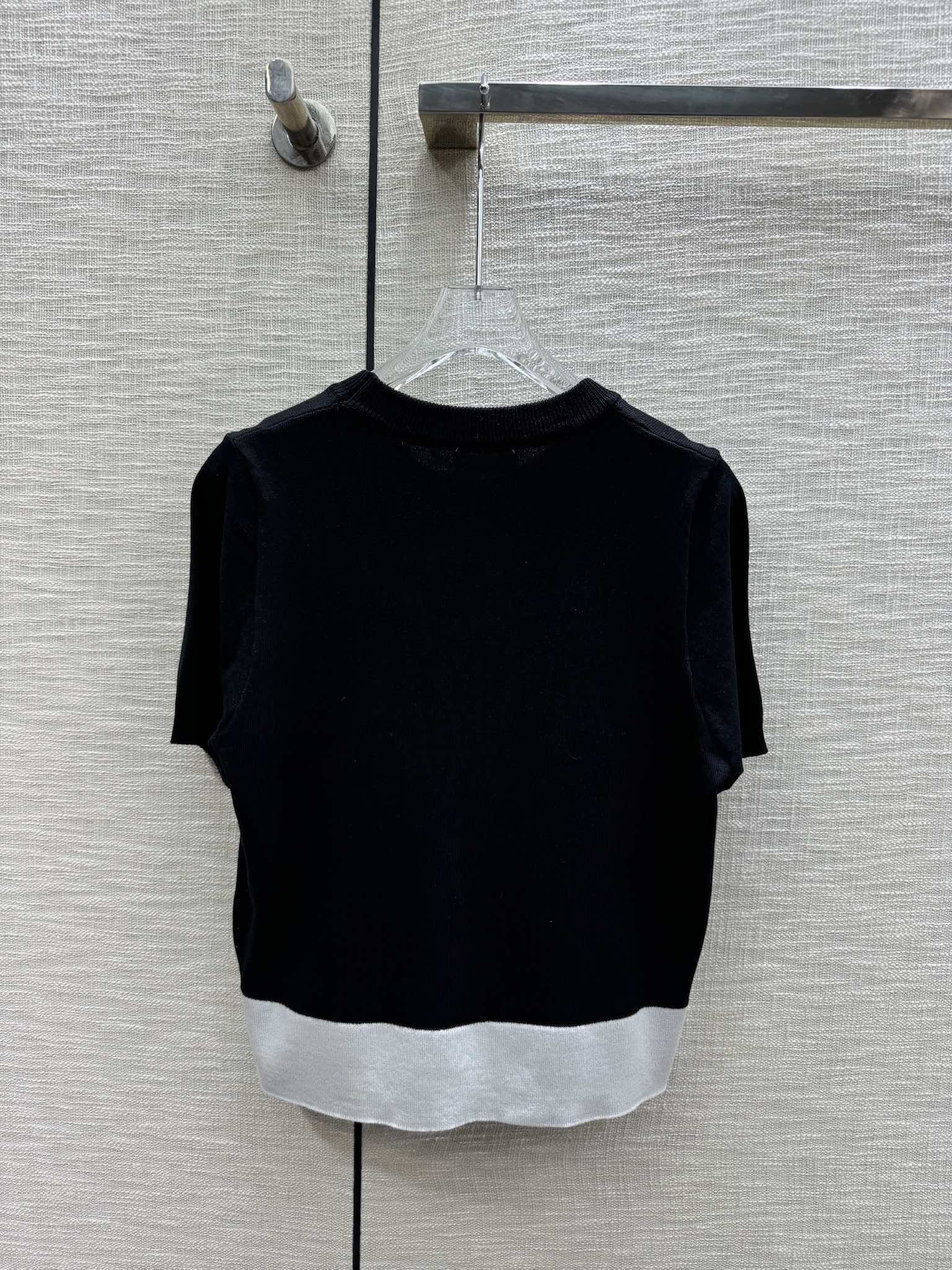 Трикотажный топ Celine 2403 с короткими рукавами и полосками, в стиле ?колор-блок? — черный.