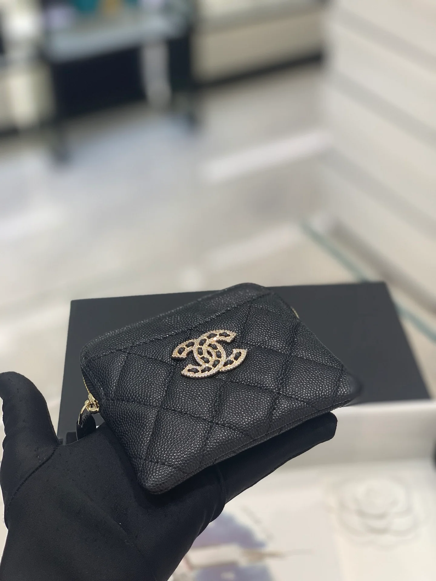 Монетоприемник Chanel 22S с бриллиантовой пряжкой - черный