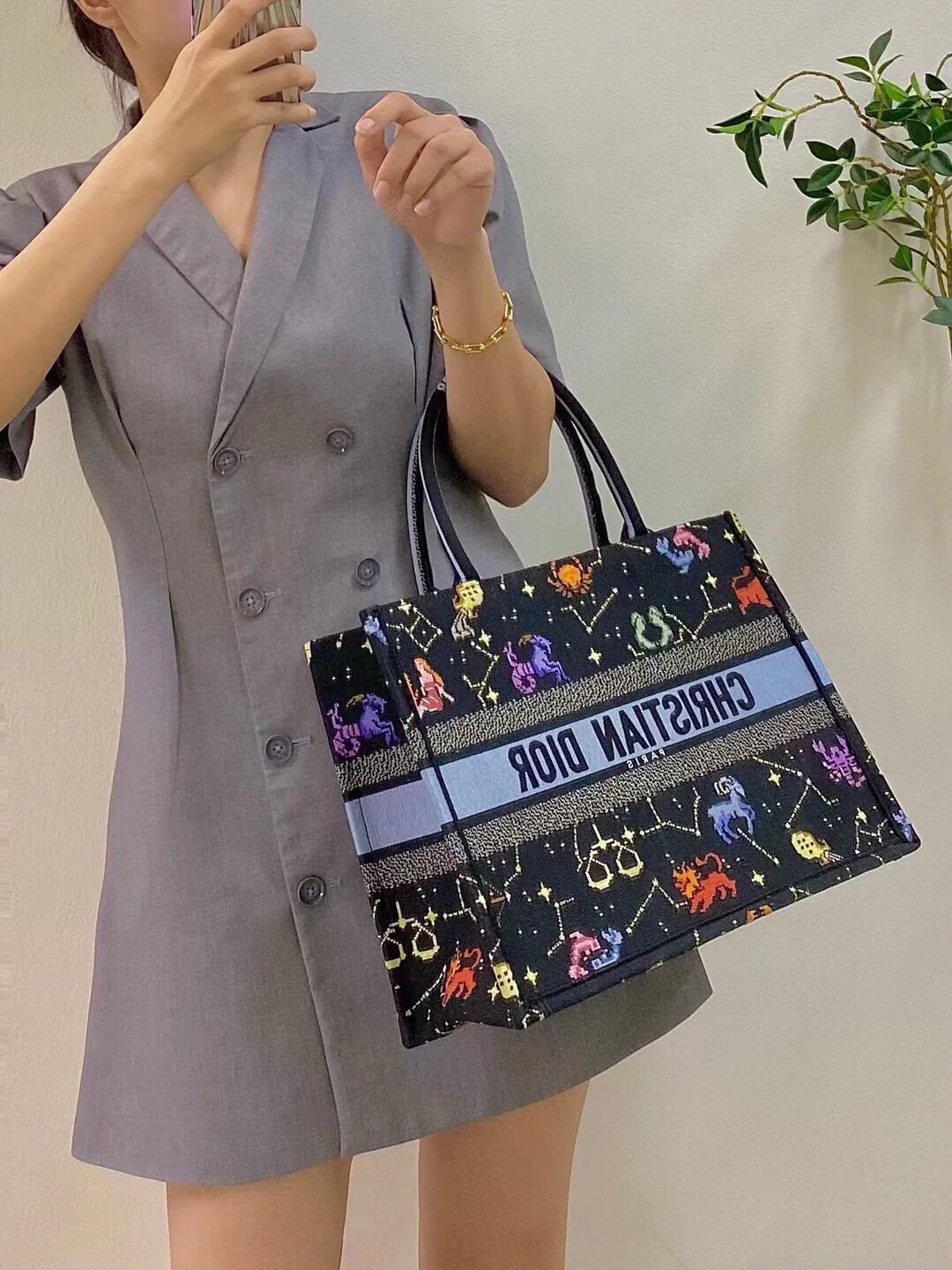 Сумка Dior Booktote с вышивкой, черная с узором, 37x30x16 см.