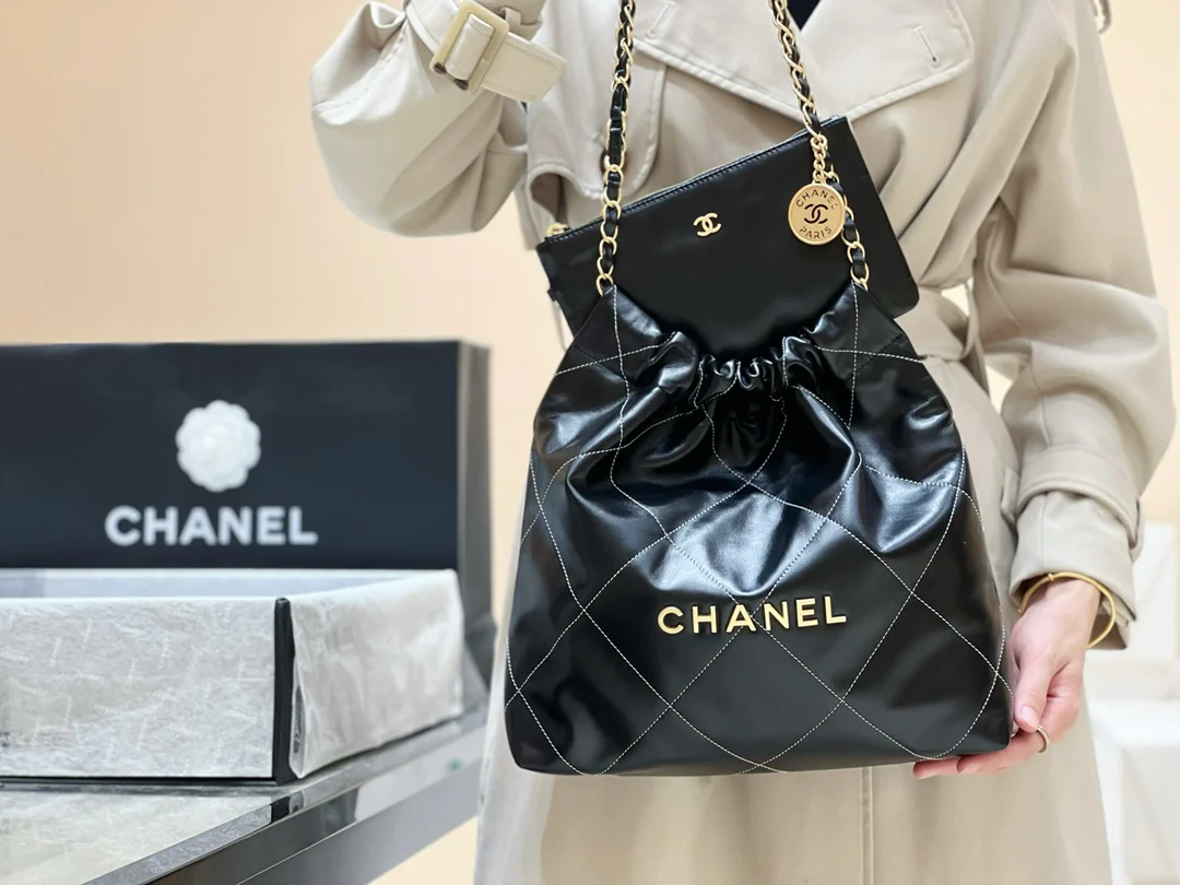 Круизная коллекция Chanel 2023 - сумка 22bag - маленькая - черная - Фотографии в одежде