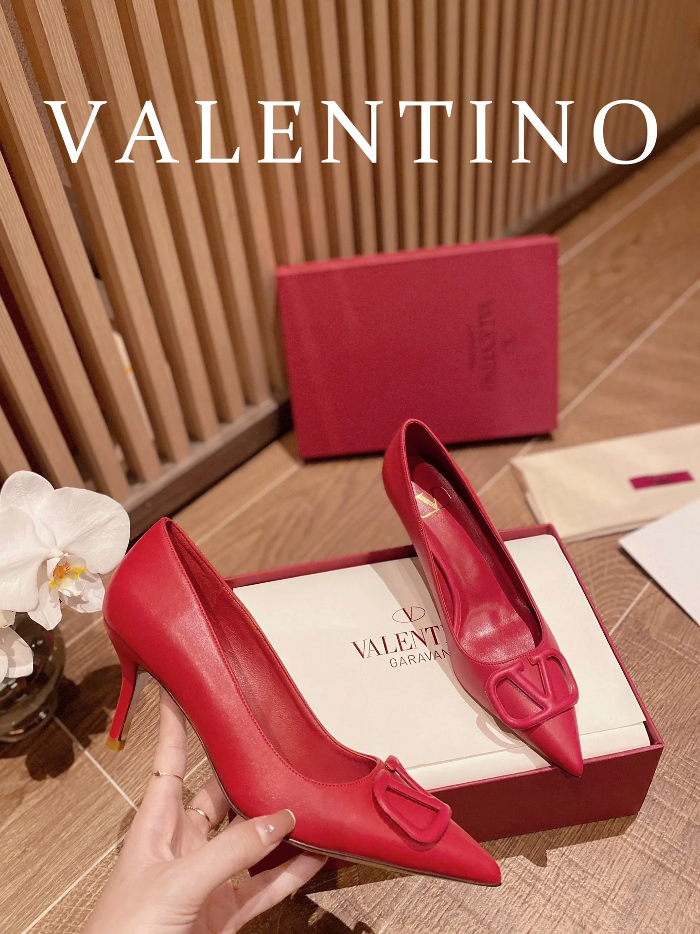 Кожаные туфли Valentino на V-образном каблуке с пряжкой — красные