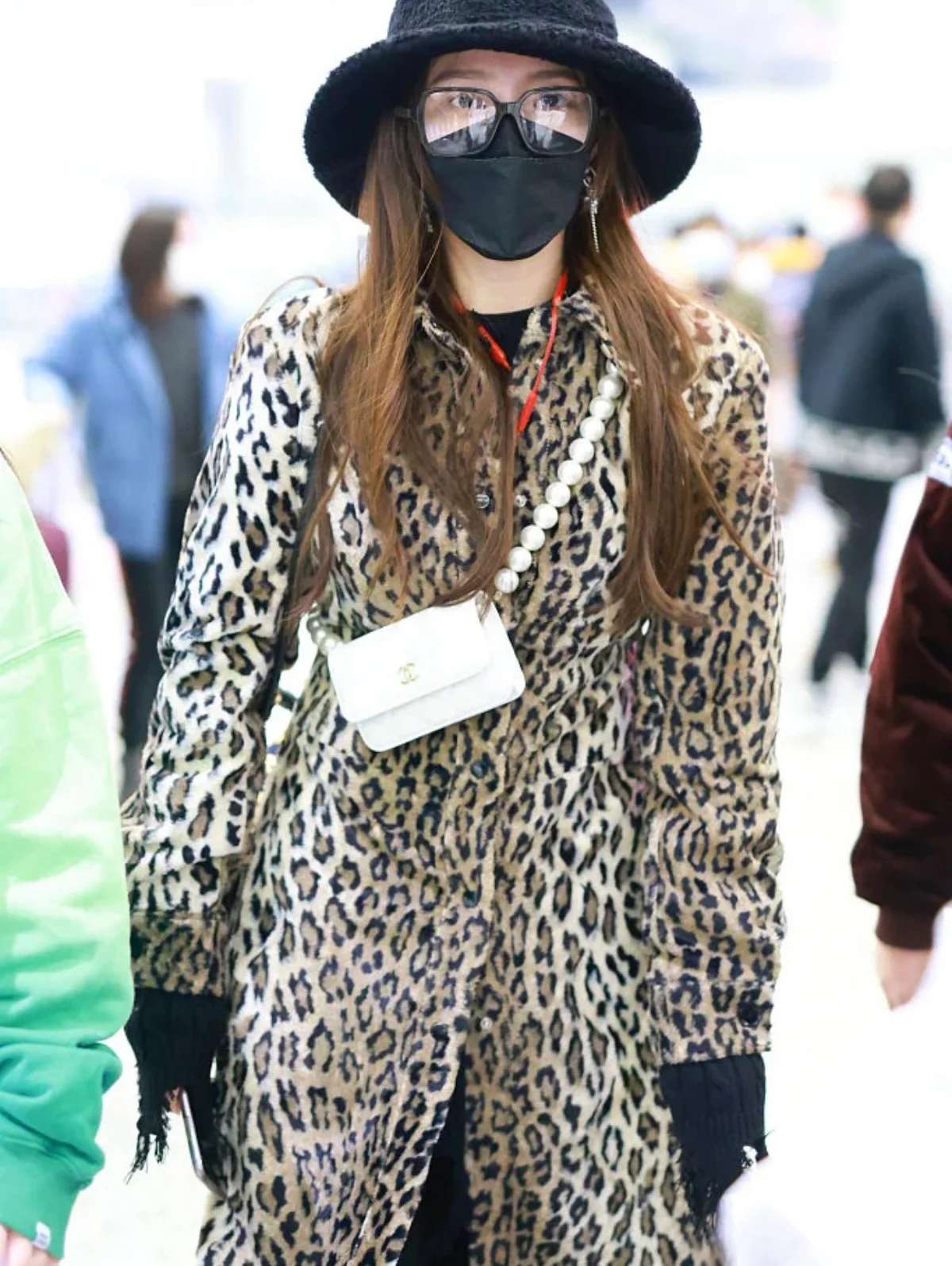 Маленькая сумочка Chanel с жемчужной цепочкой