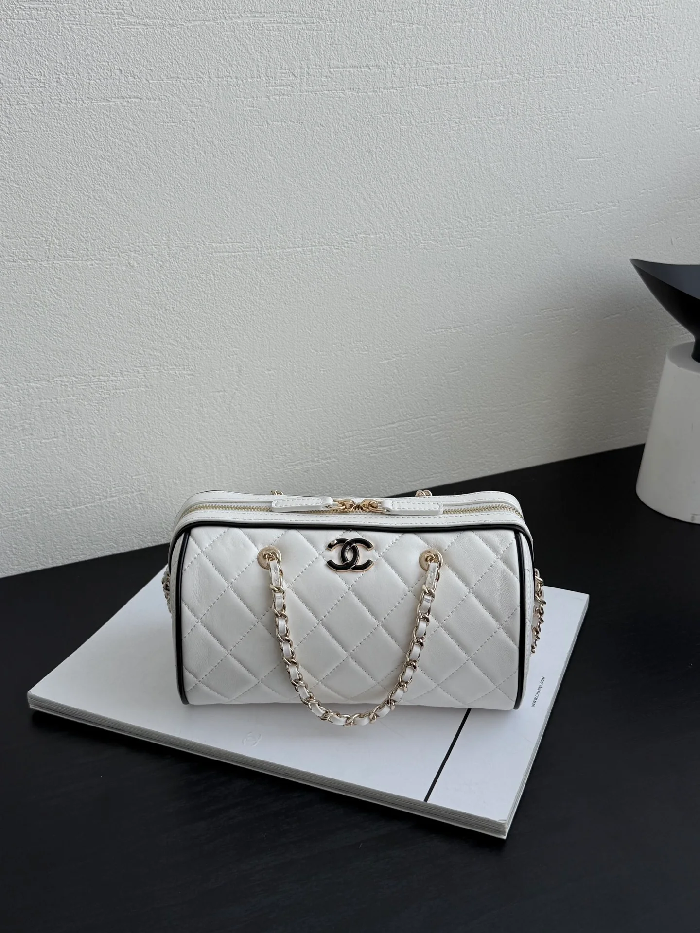 Мини-шар для боулинга Chanel 25 пенсов, весенне-летний, из овечьей кожи, белый с черной отделкой.