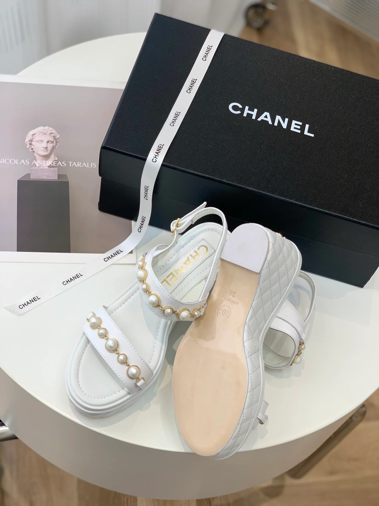 Новинка 2023 года от Chanel - Сандалии на платформе с ромбовидным узором - Белые.