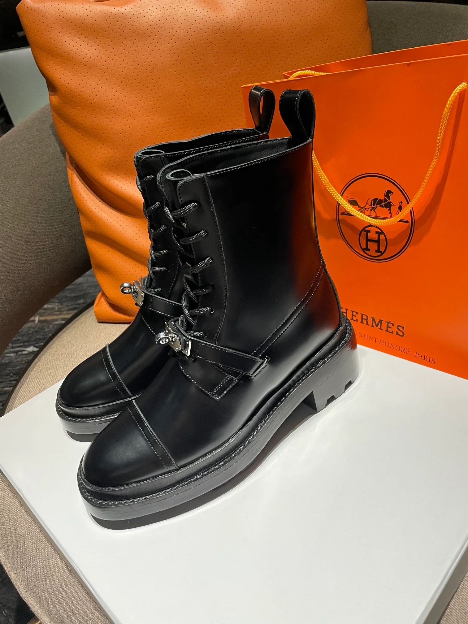 Новинка сезона осень/зима 2022 от Hermes - ботинки Martin с пряжкой H.