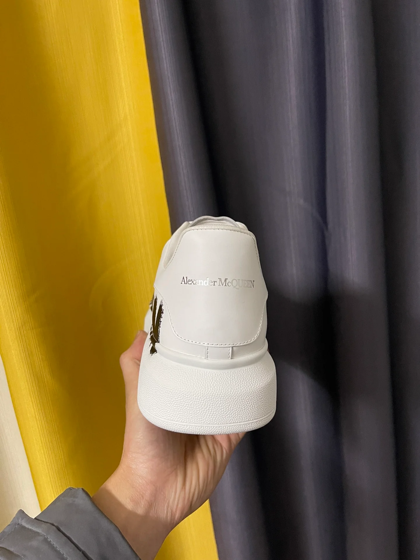 Классические белые кроссовки McQueen - унисекс - с граффити-надписью