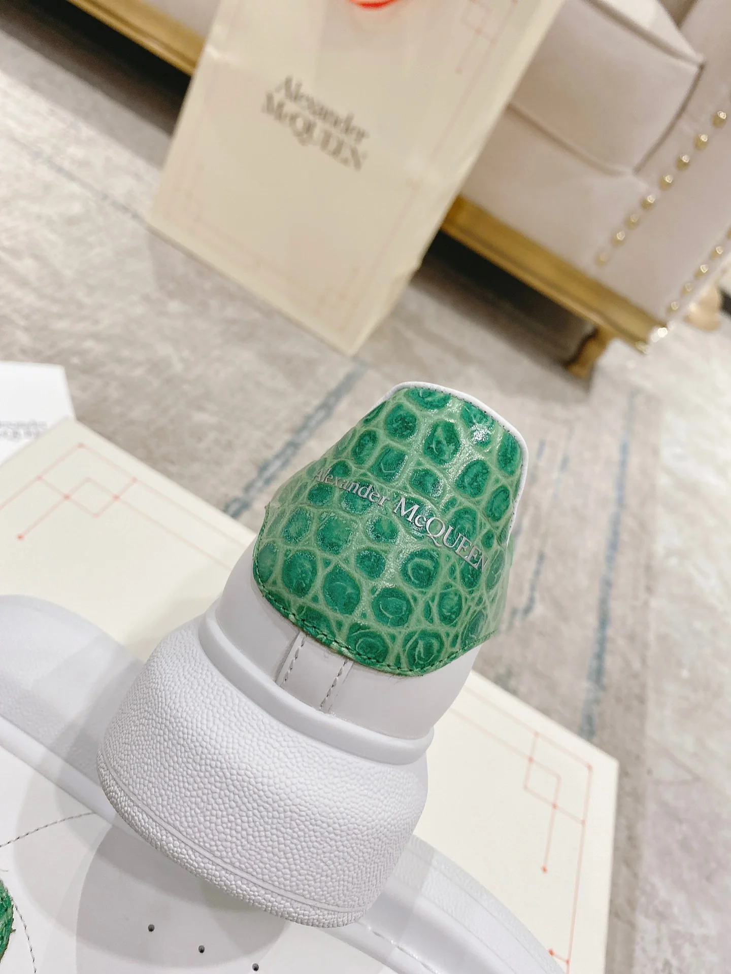 McQueen - Классические белые кроссовки - Зеленый верх