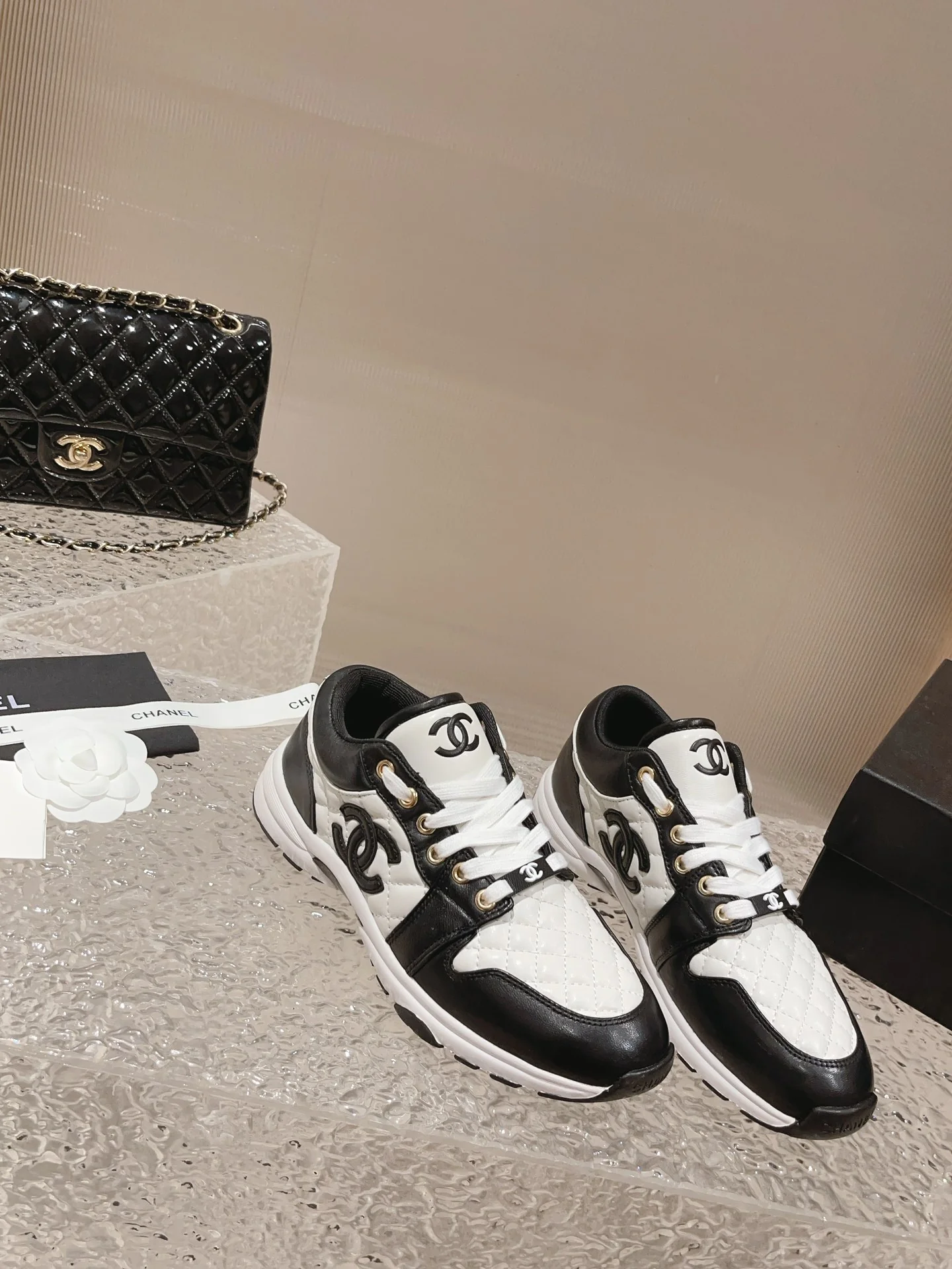 Низкие повседневные кроссовки Chanel - черные с ромбовидным узором