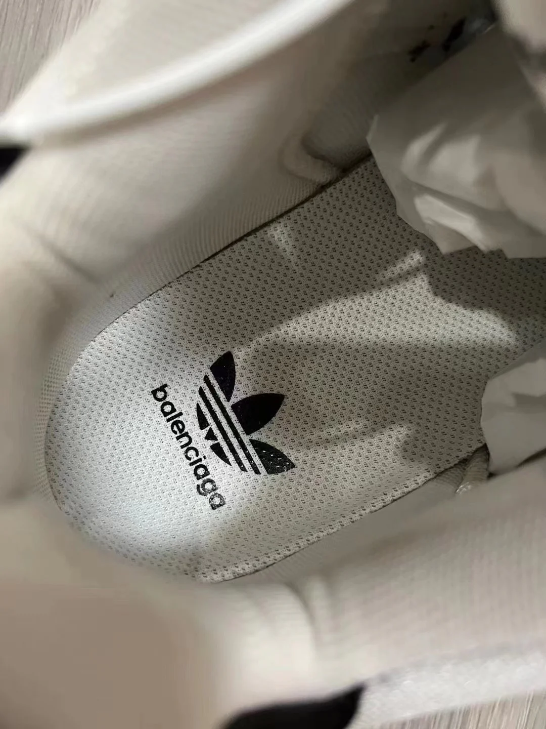 Повседневная обувь и кроссовки, созданные в сотрудничестве с Balenciaga.