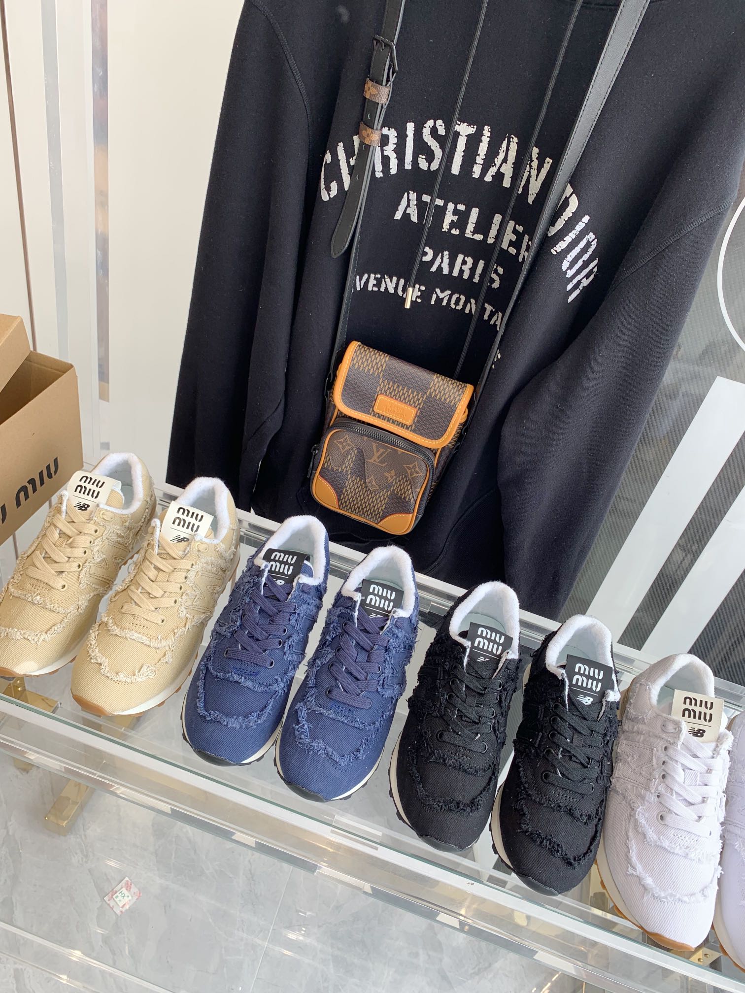 Изображение коллекции повседневной обуви и кроссовок, созданной в сотрудничестве с Miu Miu.