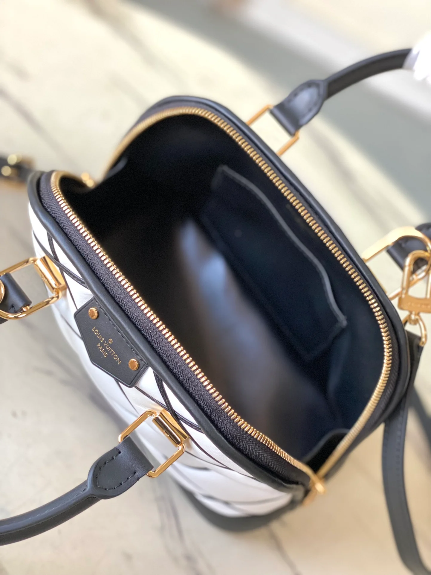 m23666-LV-nicolas-ghesquiere-shell bag-white