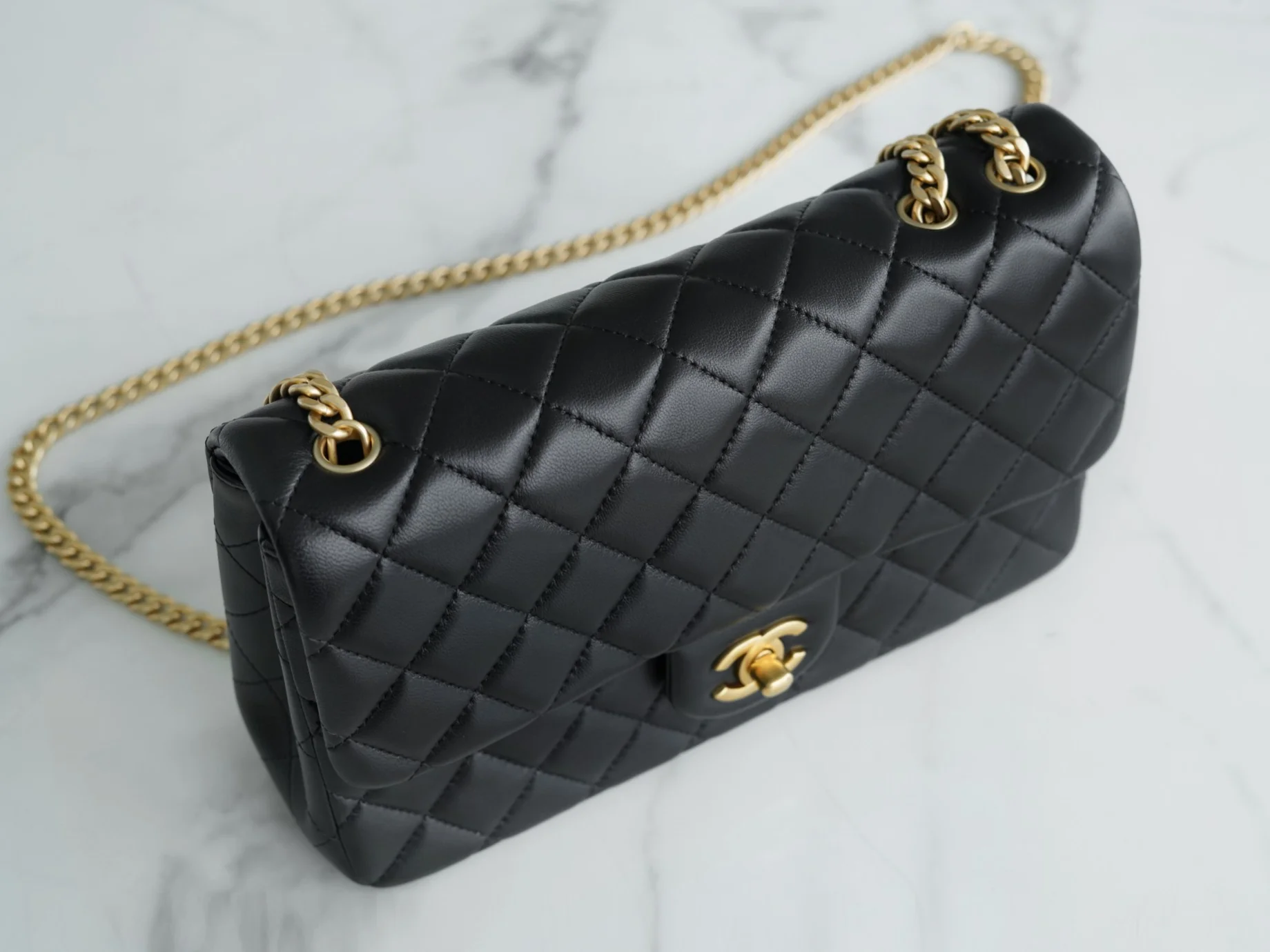 Коллекция Chanel Весна/Лето 2023 - Сумка с регулируемой пряжкой Camellia - CF Flap Bag - Черная - Маленькая