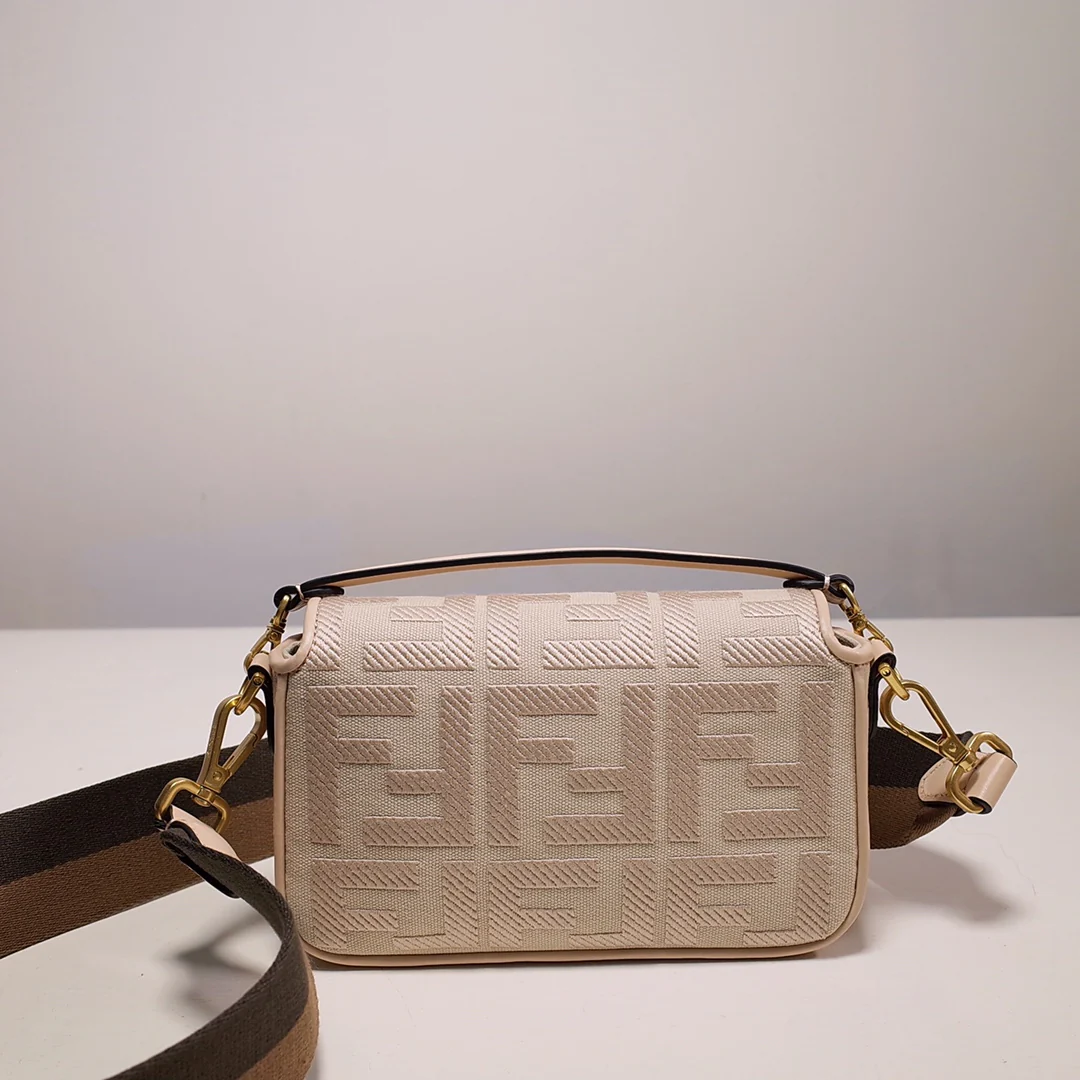 Сумка Fendi Baquette, маленькая, из розового холста.