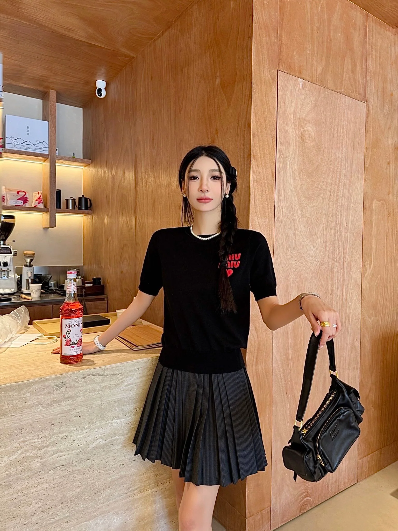 Miu Miu - 2404 - Вязаная футболка с короткими рукавами и вышитым логотипом в виде сердца - Черная