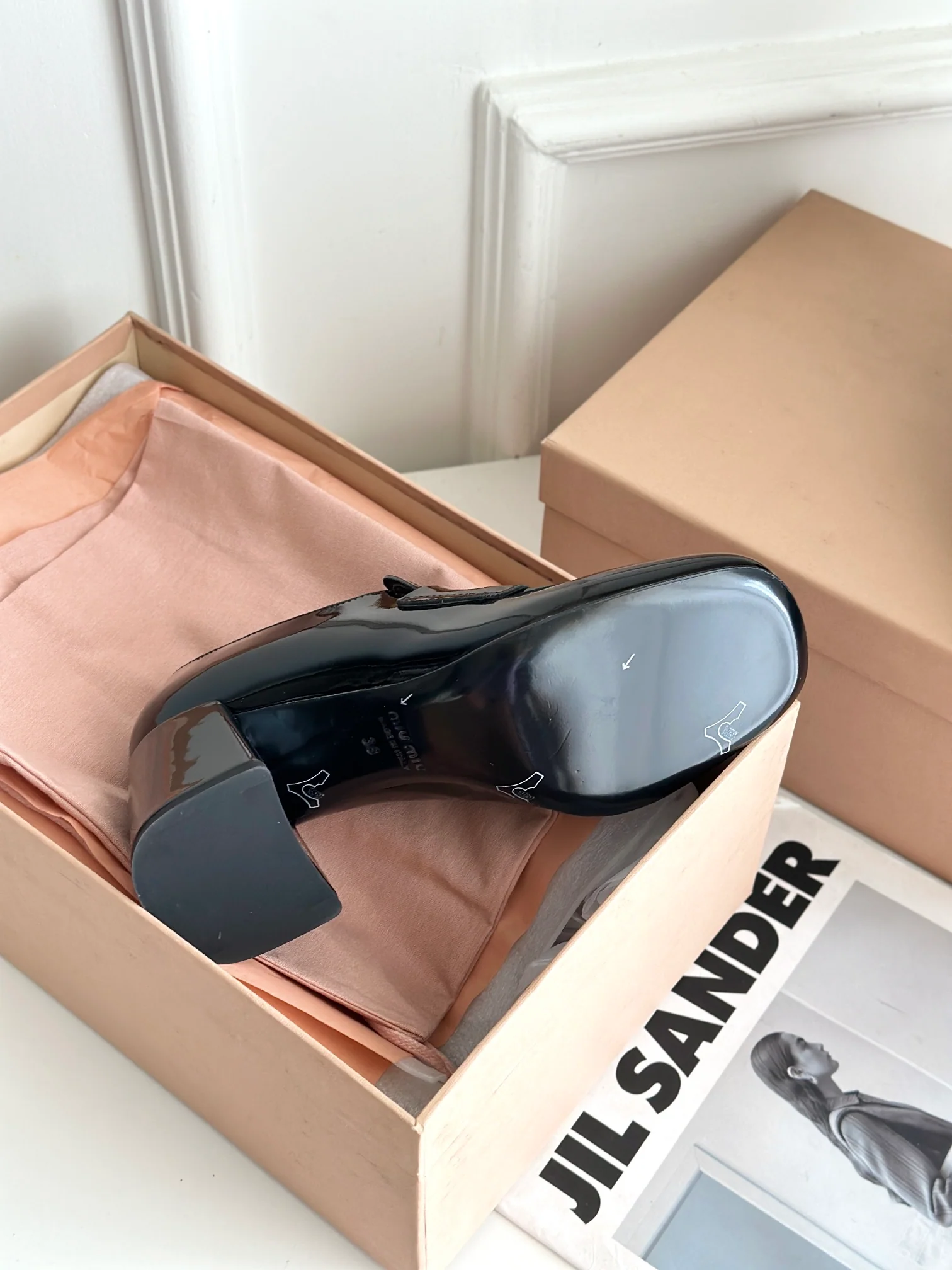 Новинка Miu Miu 2023 года - Лоферы на массивном каблуке с золотыми монетками - Черные