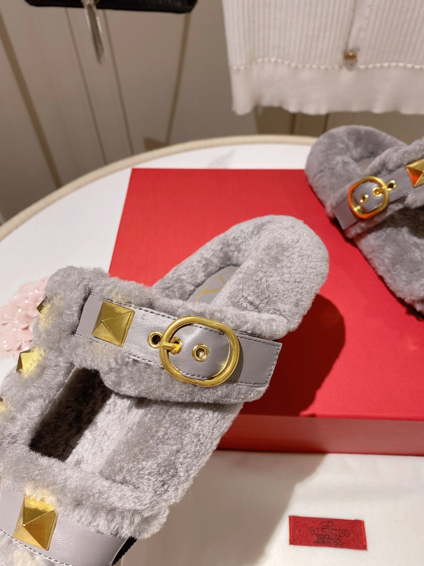 Новинка сезона осень/зима 2022 от Valentino - Шерстяные тапочки - Серые