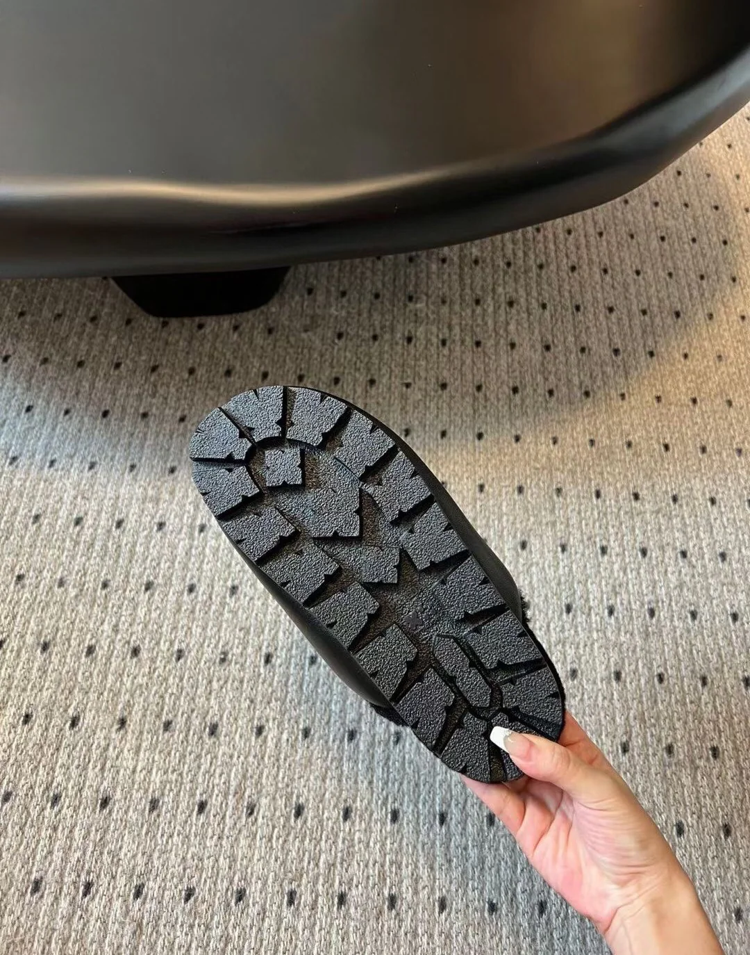 Новинка сезона осень/зима 2023 от Prada - Тапочки с объемным носком из овчины и меха - Черные