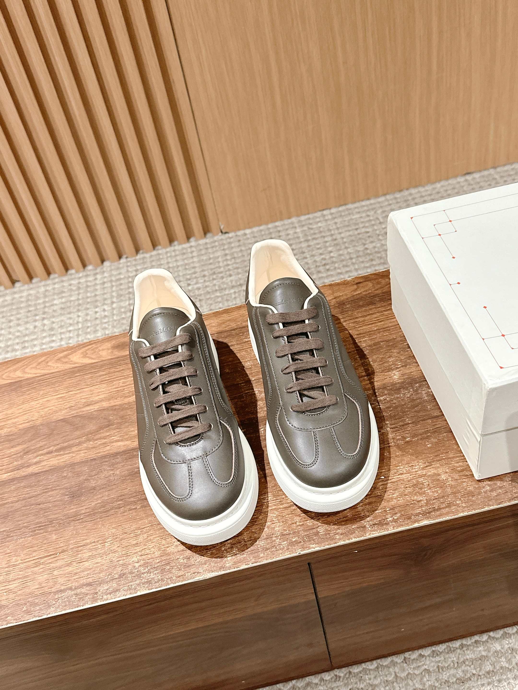 Белые кроссовки McQueen - Новая расцветка - Темно-коричневые