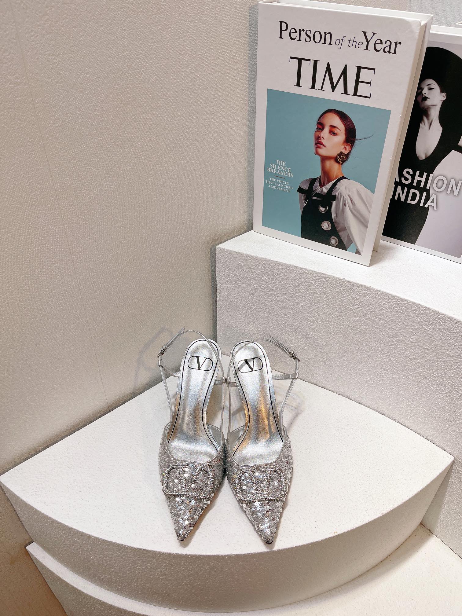 Новинка с официального сайта Valentino 2023 — глянцевые босоножки на низком каблуке с острым носком — 8 см — серебристые.