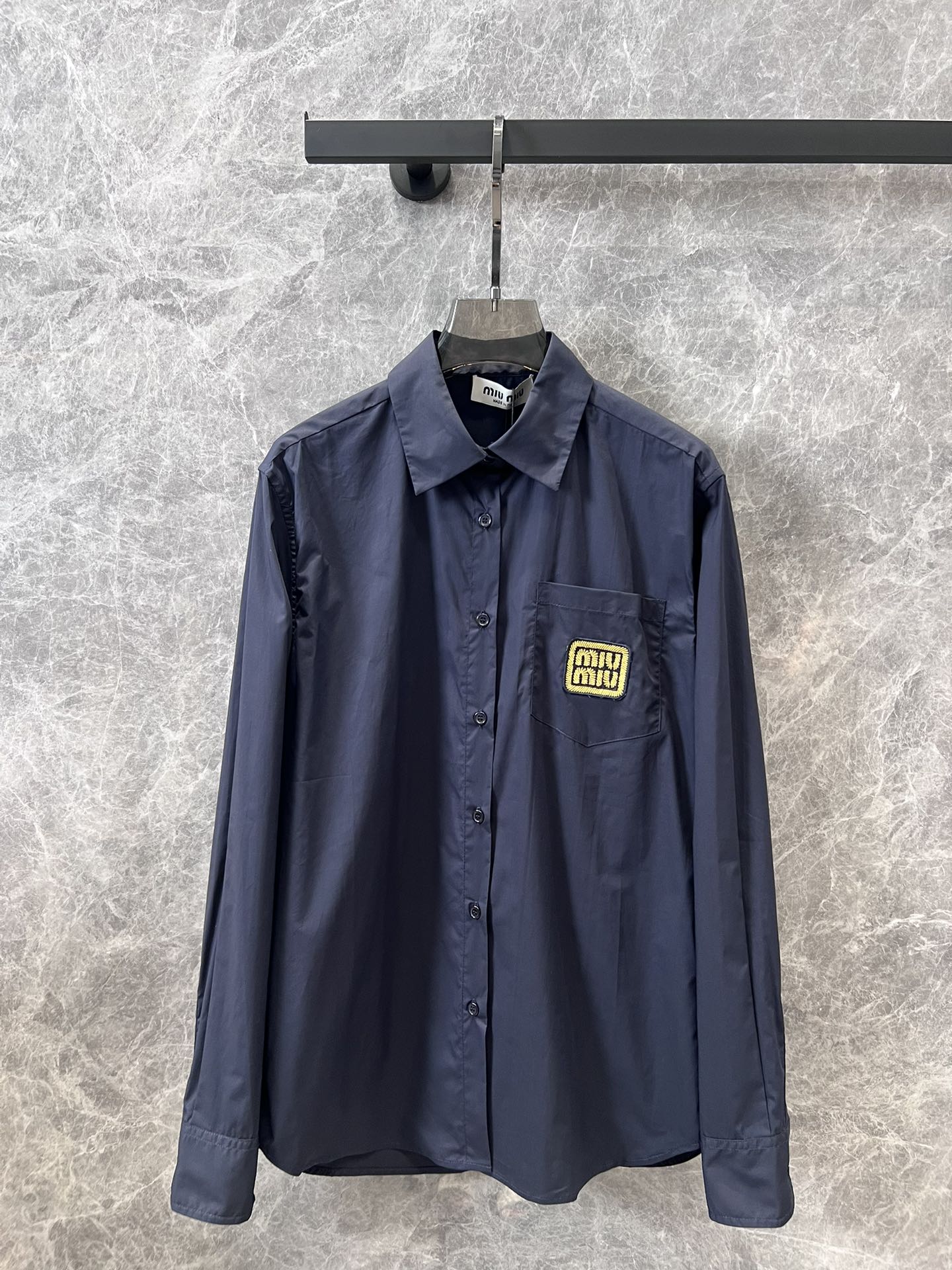 Miu Miu 2404 - Рубашка с длинными рукавами и декоративным логотипом.