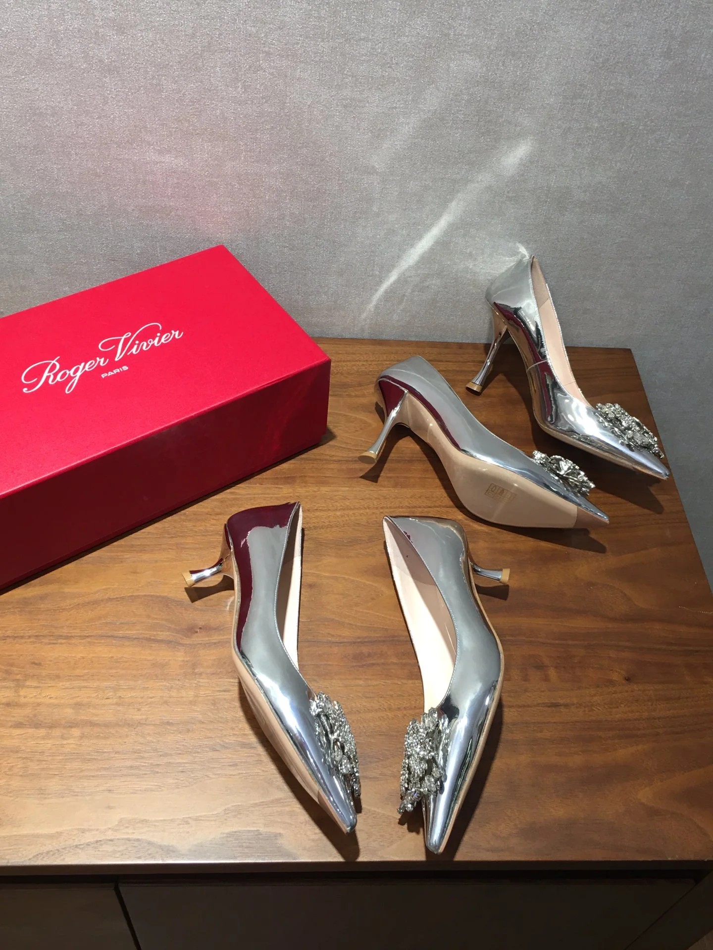 Туфли RV - туфли на высоком каблуке с острым носком и бриллиантовой пряжкой - серебристые