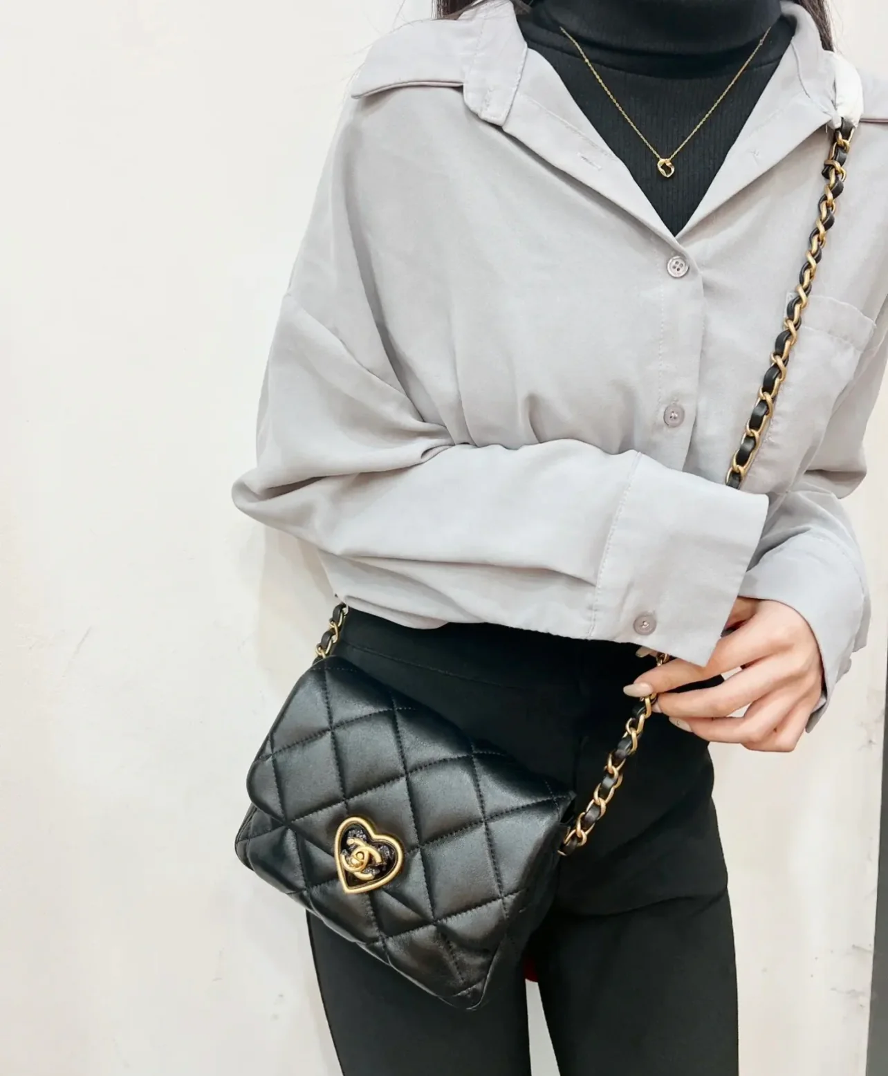 Новинка сезона весна/лето 2023 от Chanel - сумка с эмалированной пряжкой в ??форме сердца - черная - маленький размер - фотографии на сумке